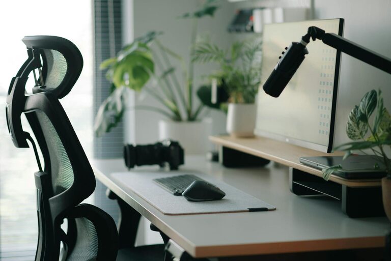 Ergonomiczny desk setup: jak zorganizować miejsce pracy dla komfortu i skupienia